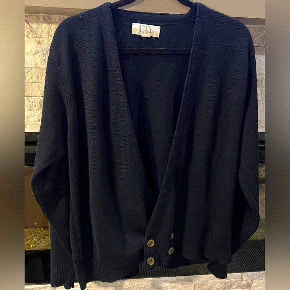UTY Apparel size Large Vee neckline sweater with button closure, made in US - Picture 1 of 8
